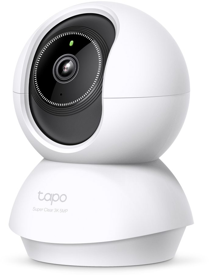 Fehér Tapo 3K 5MP biztonsági kamera. Fekete lencséje és zöld fényjelzője van. Az alap fehér, a Tapo logóval.