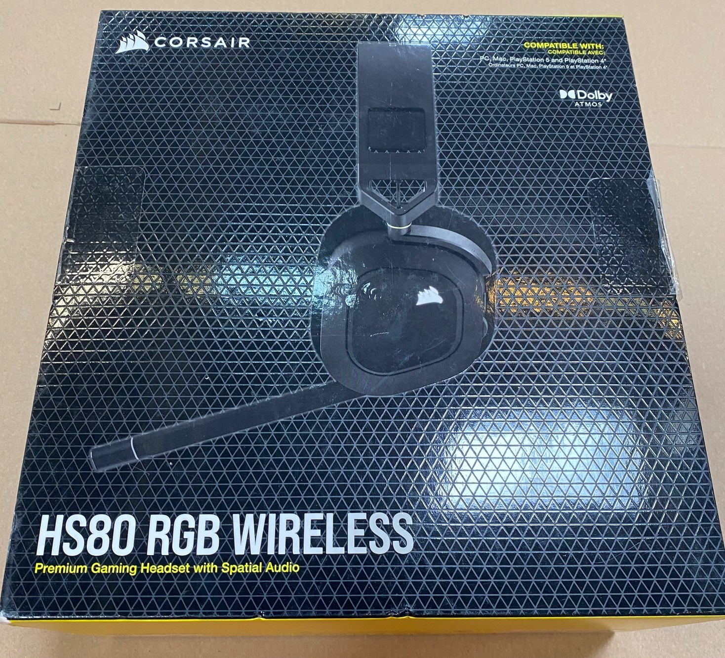 Pudełko czarnego zestawu słuchawkowego dla graczy. Widoczne Corsair i HS80 RGB WIRELESS. Kompatybilny z PC, Mac, PS5 i PS4.