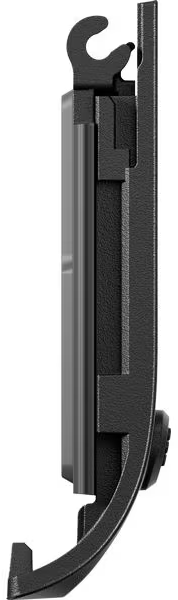 Schwarze, abgewinkelte Metallhalterung mit gebogenem Arm, Haken und rechteckigem Körper. Der Hintergrund ist weiß.