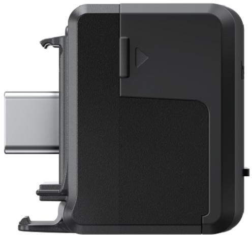 Schwarzer Adapter mit USB-C-Anschluss und Seitentür. Die Seitentür hat einen Pfeil.