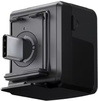 Schwarzer Adapter mit USB-C-Anschluss links, Öffnung vorne und offener Tür.