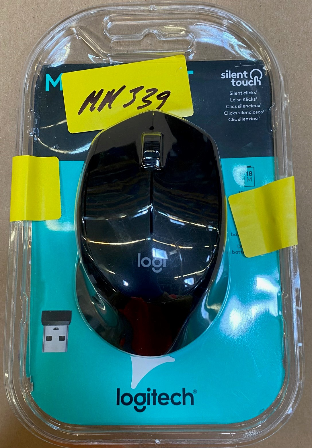 Czarna mysz Logitech w przezroczystym plastikowym opakowaniu. Żółte etykiety.