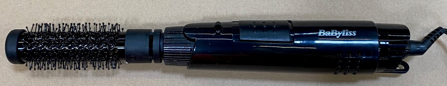 Czarna szczotka do stylizacji włosów. Obrotowa szczotka z długą rączką.