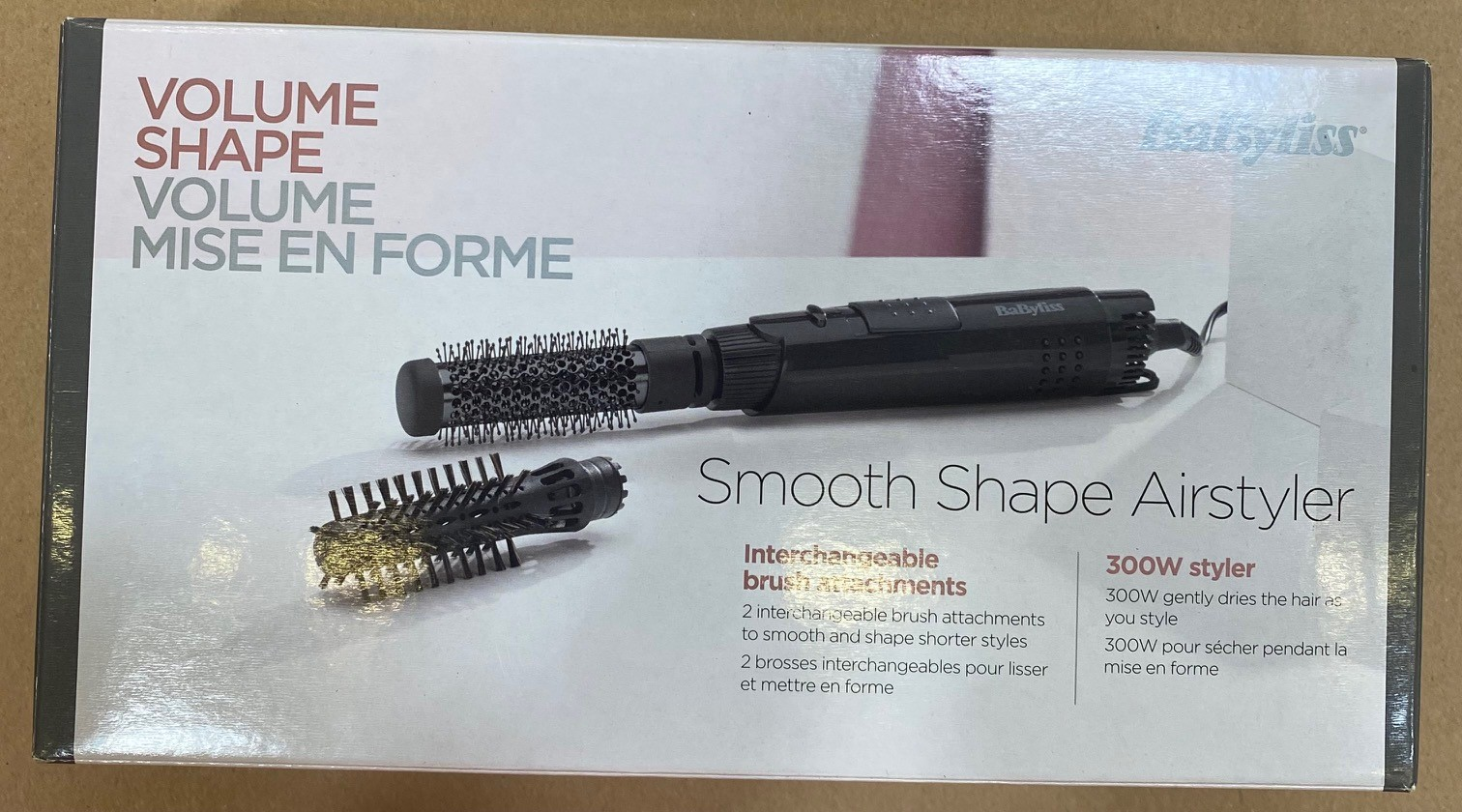 Pudełko z narzędziem do stylizacji włosów i akcesoriami. Zawiera Smooth Shape Airstyler.