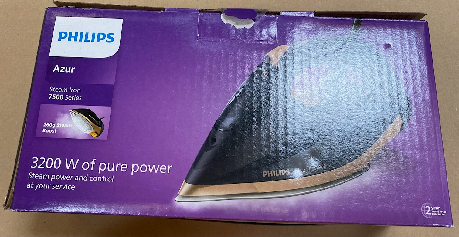 Pudełko żelazka parowego Philips Azur. Jest fioletowe z tekstem i obrazem żelazka. Pudełko leży na brązowej powierzchni.