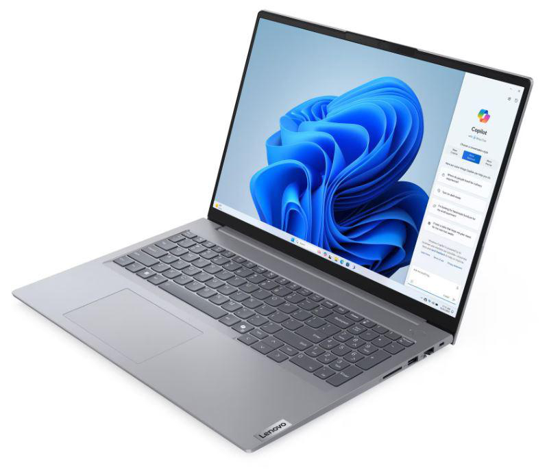 Ein silbernes Lenovo-Laptop mit Windows 11. Der Bildschirm zeigt eine blaue Wirbelgrafik und die Copilot-Seitenleiste.
