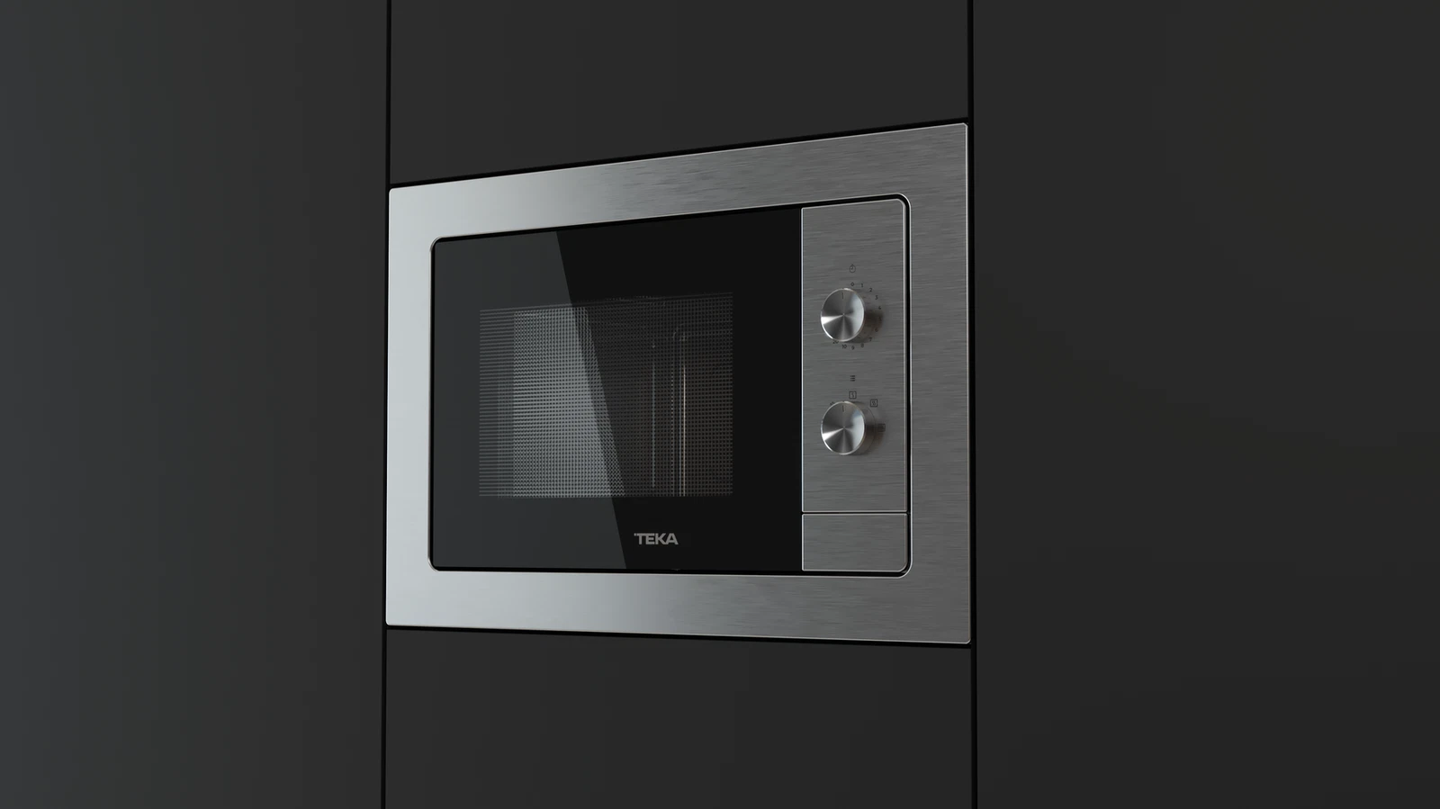 Horno microondas, puerta cerrada, mandos de control a la derecha, marca TEKA sobre superficie negra.