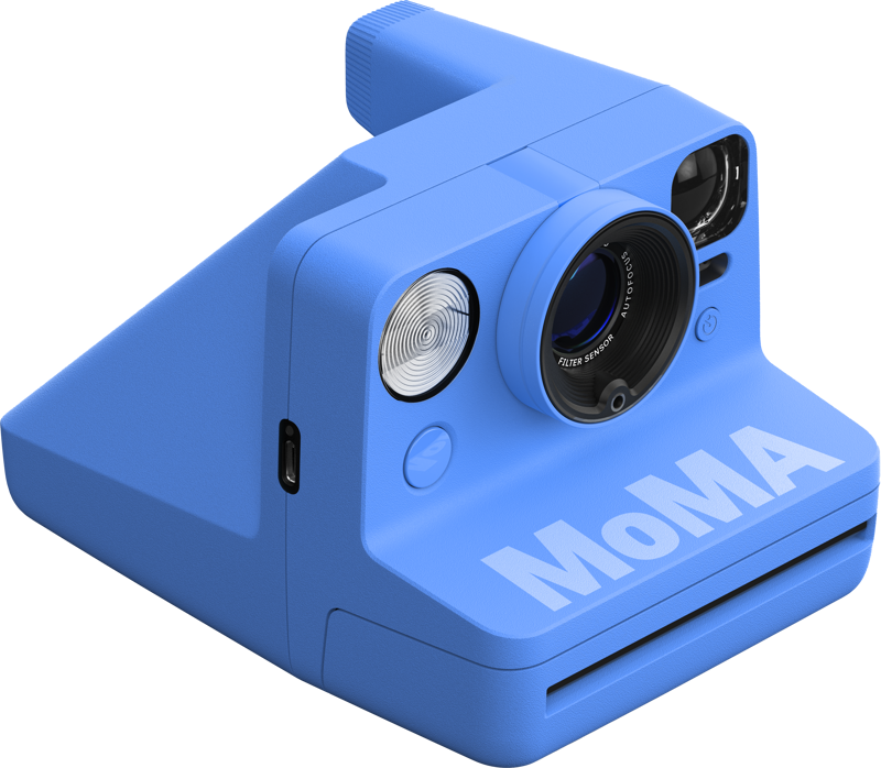 Cámara Polaroid azul con el logo de MoMA en la parte inferior. Tiene una lente y un flash.