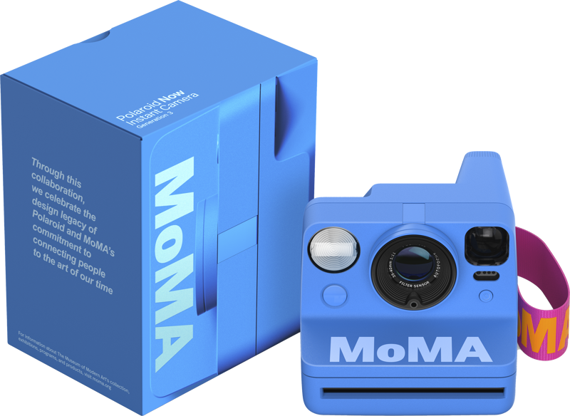 Cámara Polaroid Now con una caja, ambas azules, con la marca MoMA.