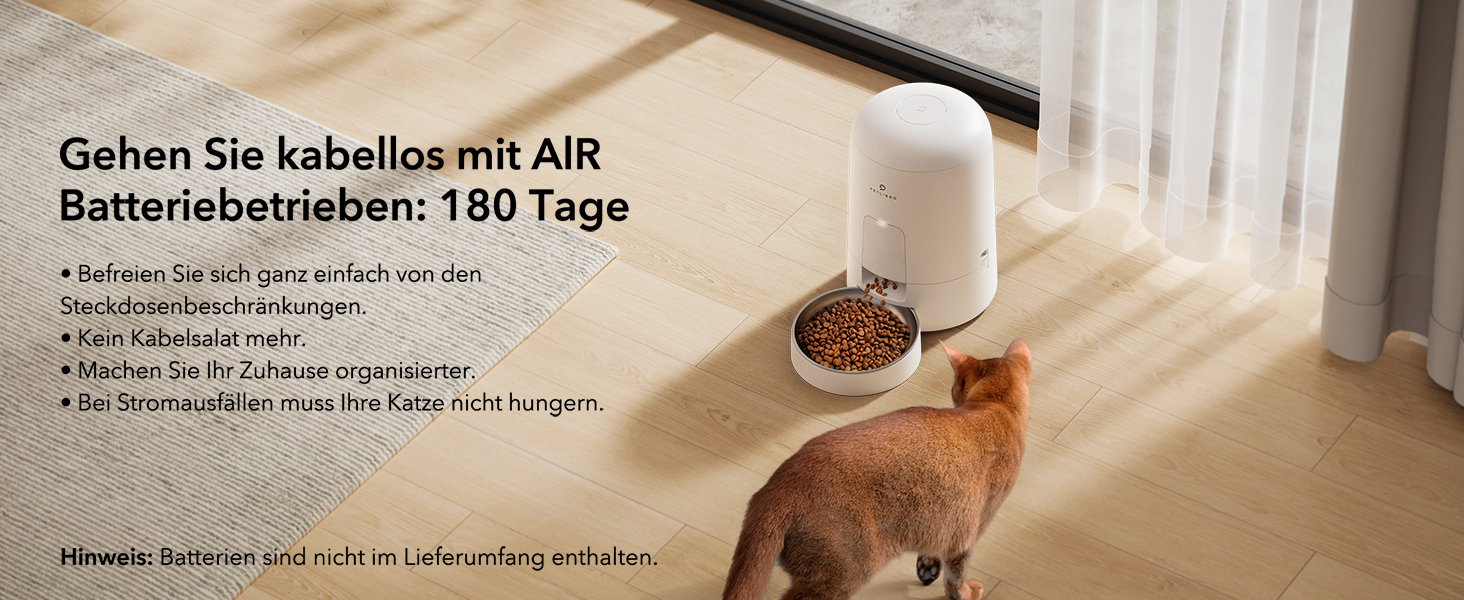 Weißer automatischer Futterautomat mit Katze. Text auf Deutsch über Akkulaufzeit. Katze ist braun.