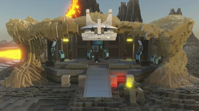 Eine Lego-Struktur in einer Wüstenumgebung, mit Lava und einem Gebäude im Hintergrund. Die Struktur hat einen Eingang.