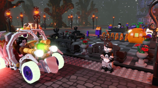 Eine Lego-Halloween-Szene mit einem Auto und Figuren auf einem Friedhof. Bäume und Kürbisse sind im Hintergrund.