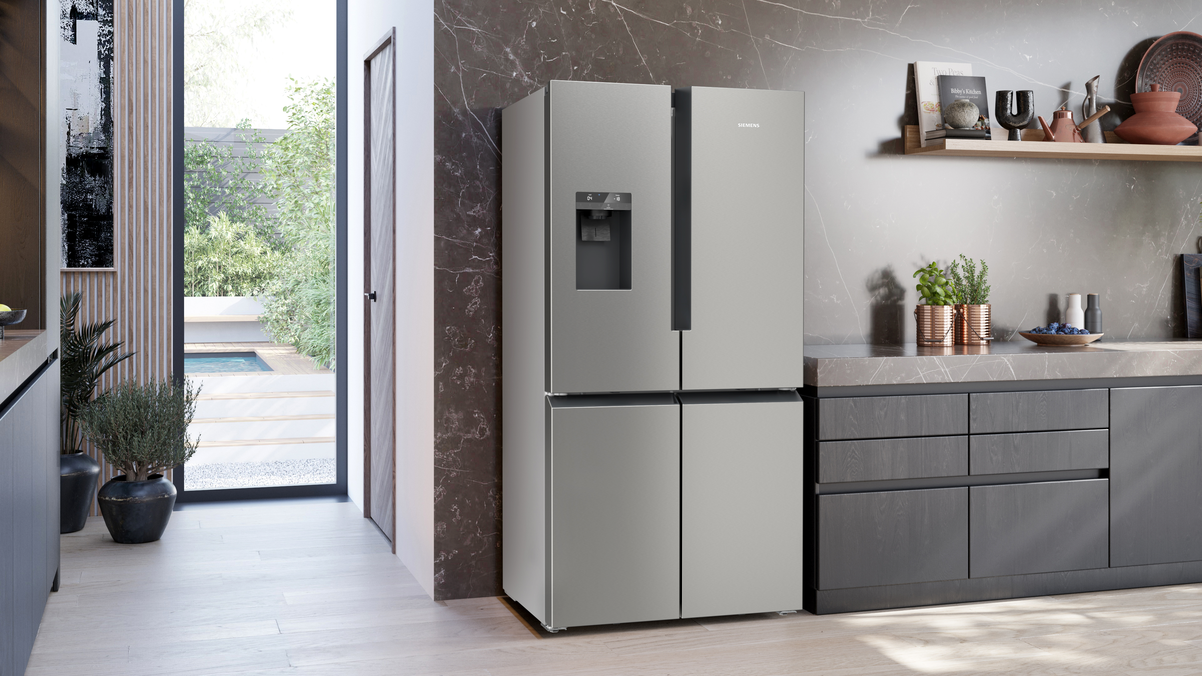 Eine moderne Küche mit einem silbernen Kühlschrank als zentralem Element, umgeben von Möbeln und Dekoration.