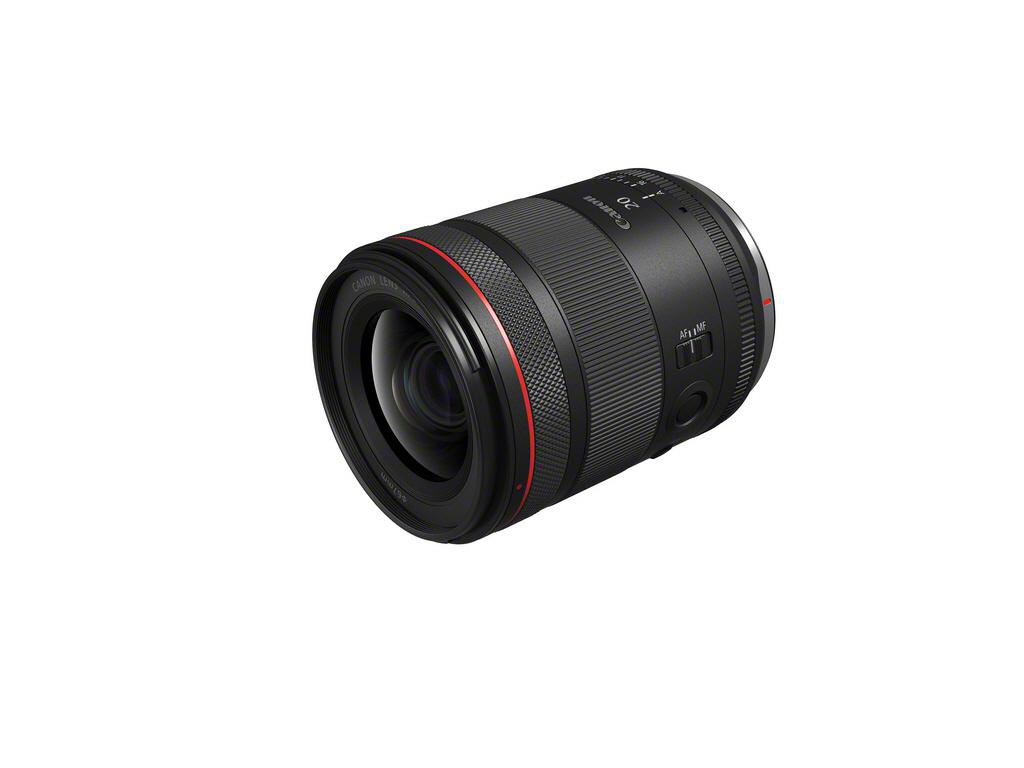 Canon RF 20mm Objektiv auf weißem Hintergrund, schräge Ansicht.