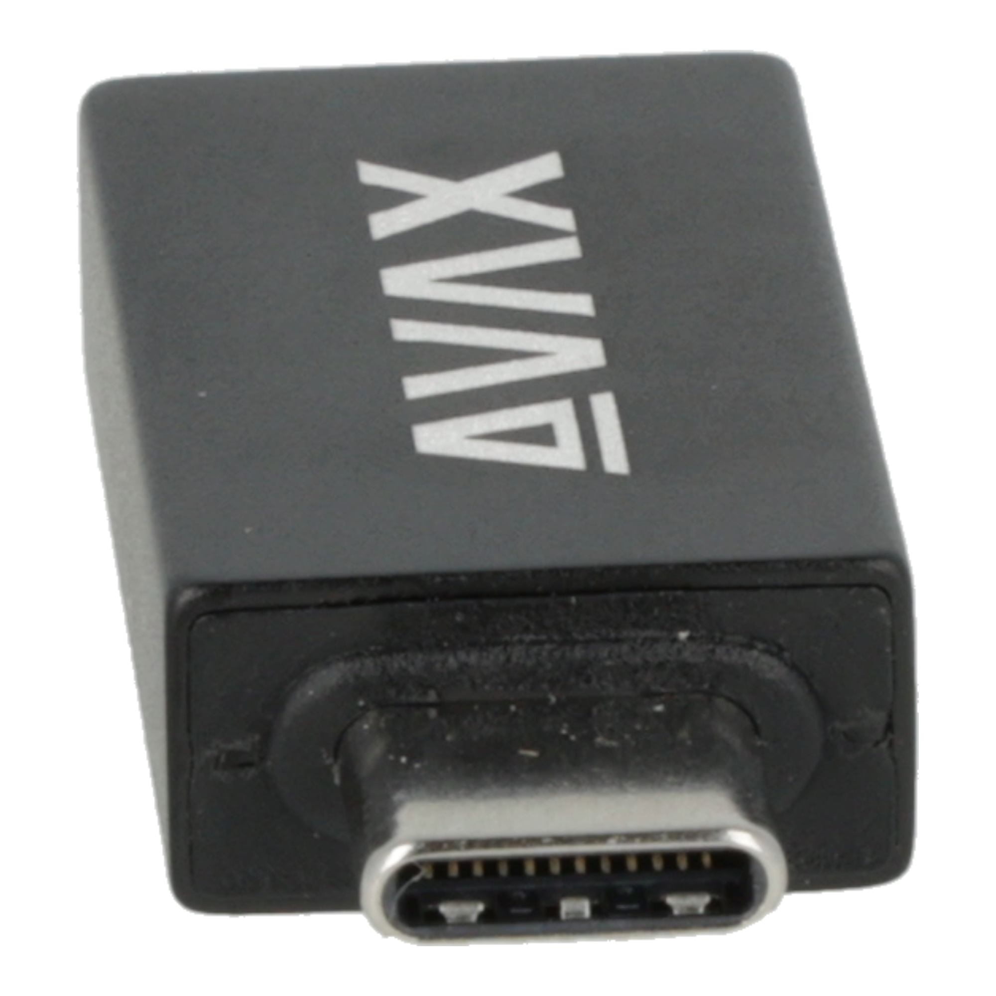 Egy fekete USB-C adapter, fehér AVX logóval a felső felületén.