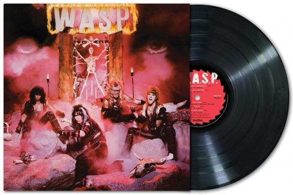 WASP album borítója, a zenekar tagjai, a színpadon egy égő csontváz, és egy fekete bakelit lemez.