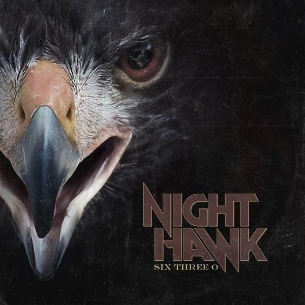 Night Hawk album borító. Egy sas fejének közeli képe nyitott csőrrel, sötét háttér előtt.