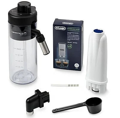 Części ekspresu do kawy: spieniacz do mleka, filtr, odkamieniacz, miarka i pasek testowy, wszystko na białej powierzchni. Czarno-białe.