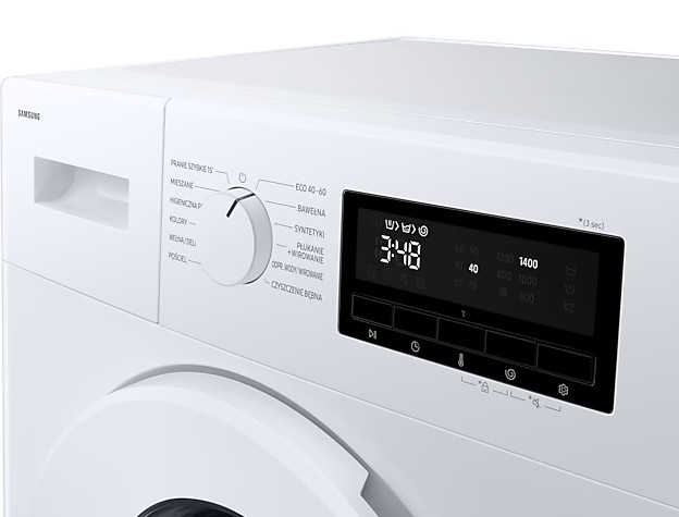 Szczegół białej pralki. Wyświetlacz pokazuje 3:48 i ustawienia. Pokrętło ma opcje cyklu prania. Widoczne logo Samsung.