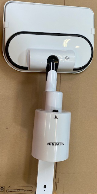 Biały mop parowy Severin na kartonie. Posiada prostokątną głowicę, czarne akcenty i cylindryczny korpus z nazwą marki.