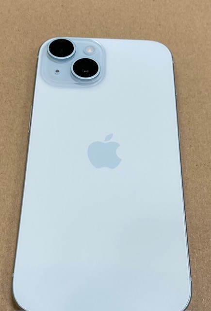 Jasnoniebieski tył iPhone'a. Dwie soczewki aparatu i lampa błyskowa na górze. Logo Apple na środku. Tło brązowe.