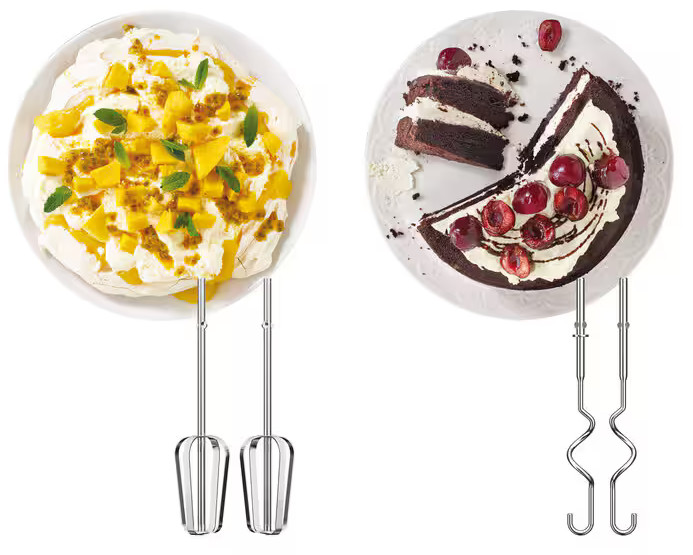 Dwa talerze z deserami. Jeden z mango i miętą, drugi z wiśniami i ciastem, z nakładkami do miksera poniżej.