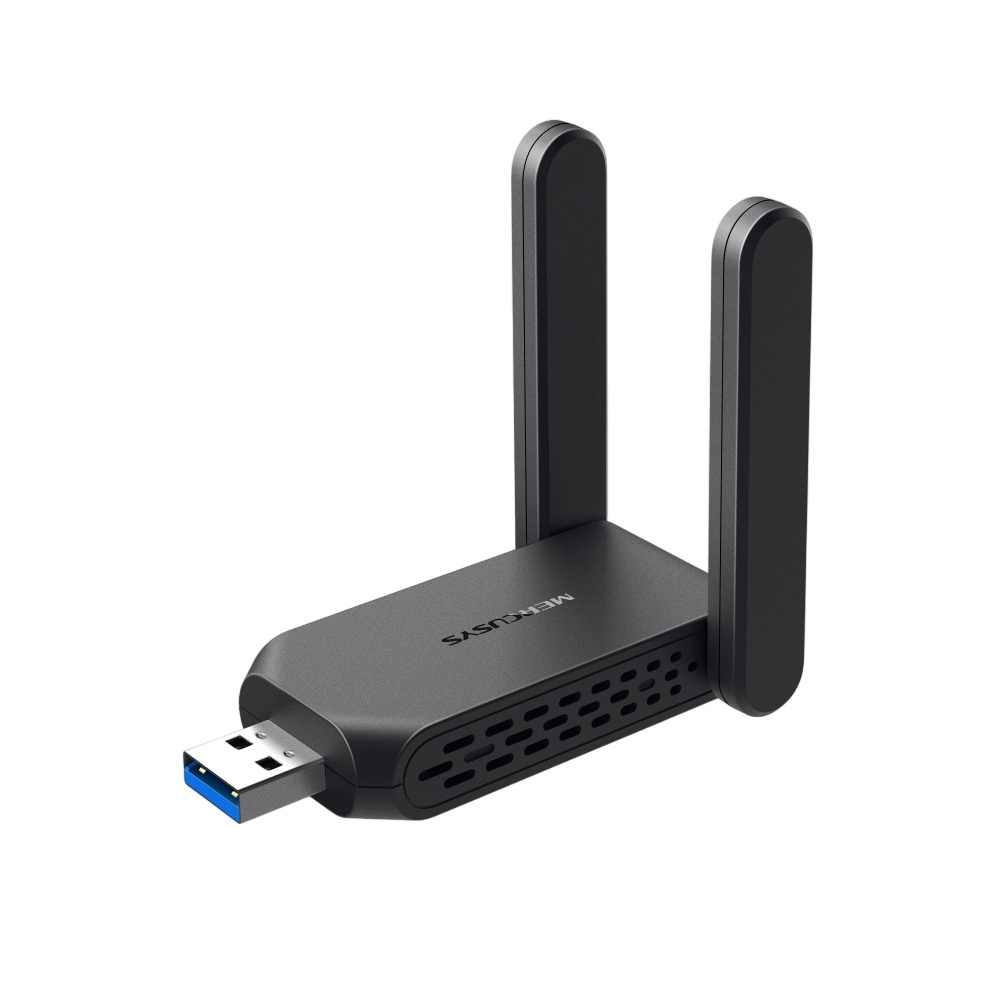İki antenli siyah USB Wi-Fi adaptörü. Mavi USB konektörü. Marka adı: MERCUSYS. Siyah zemin üzerine izole edilmiştir.