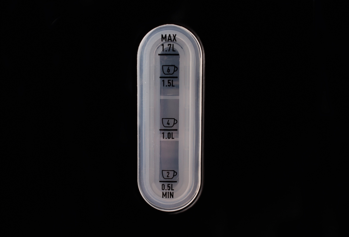 Wskaźnik poziomu wody na czarnym tle. Przezroczysty plastik z oznaczeniami poziomu, filiżanek i litrów.