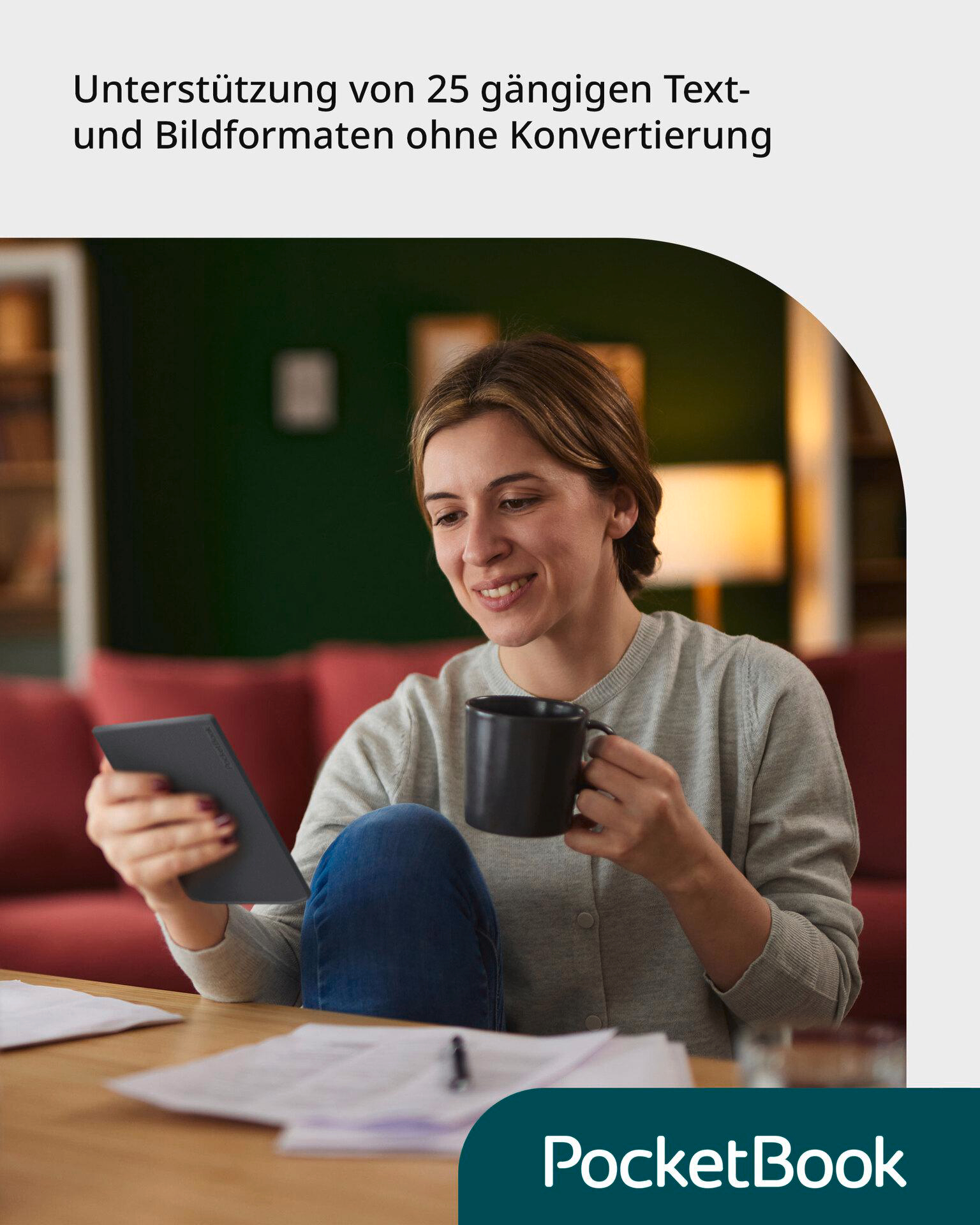 Frau lächelt beim Lesen auf einem Tablet und hält eine Tasse. Ein PocketBook-Logo ist sichtbar.