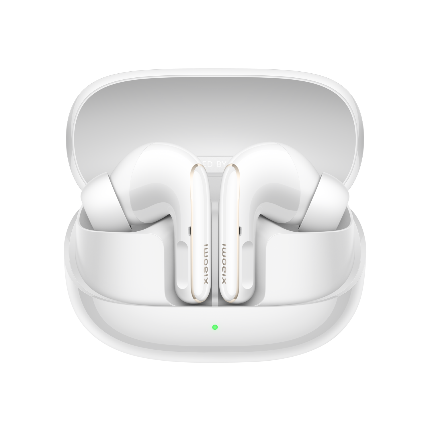 Witte oortelefoons in open oplaadcase, zwarte achtergrond. Groen licht zichtbaar.