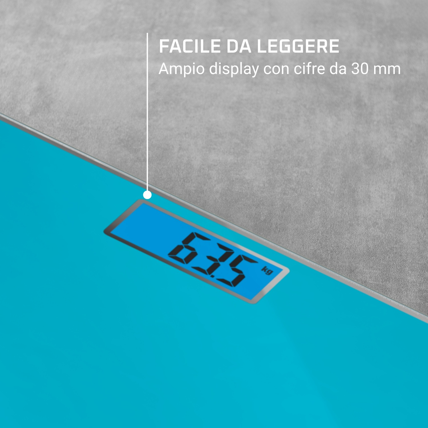 Una bilancia digitale turchese mostra 63,5 kg. È su una superficie grigia. Il testo sopra dice 'Facile da leggere'.