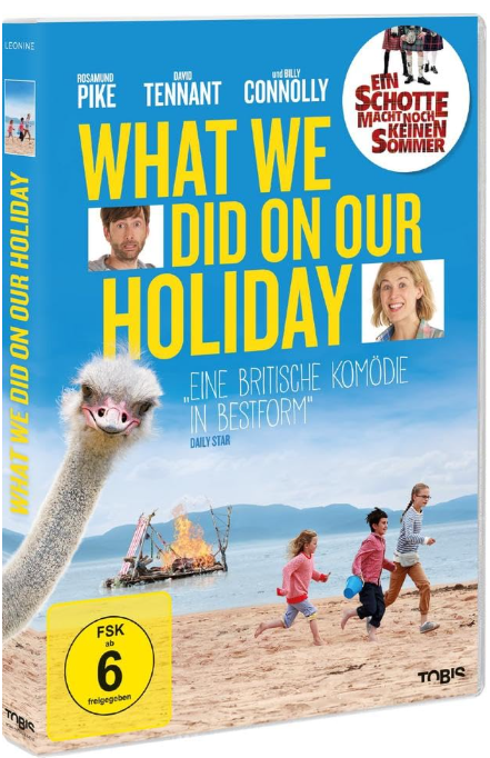 DVD-Hülle von 'What We Did on Our Holiday'. Mit Schauspielern, einem Strauß, Kindern und einer Strandszene mit Feuer.