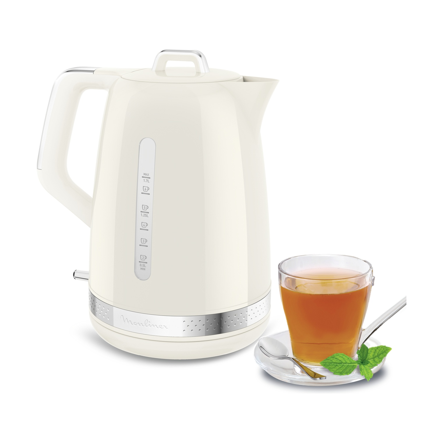 Bollitore elettrico color crema accanto a un bicchiere di tè con cucchiaio e menta su superficie bianca.