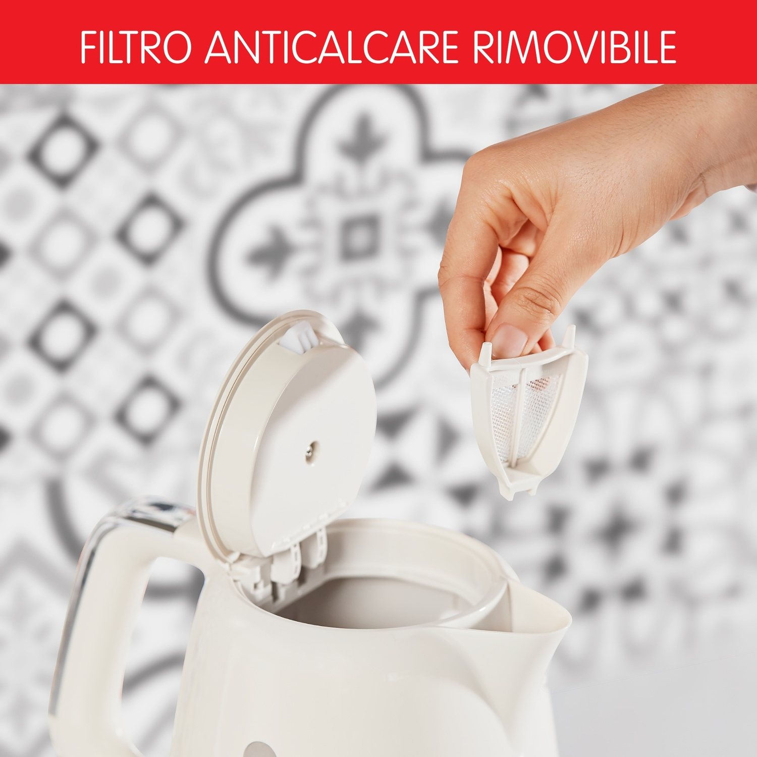 Mano che rimuove un filtro bianco da un bollitore bianco. Sfondo: muro a motivi e testo.