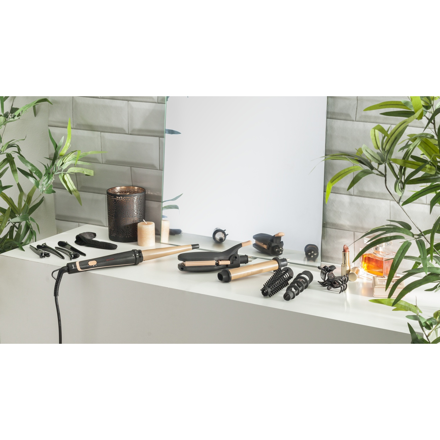 Toeletta con strumenti per lo styling dei capelli, specchio, candele e piante. Gli strumenti sono neri e dorati. Lo sfondo è un muro piastrellato.