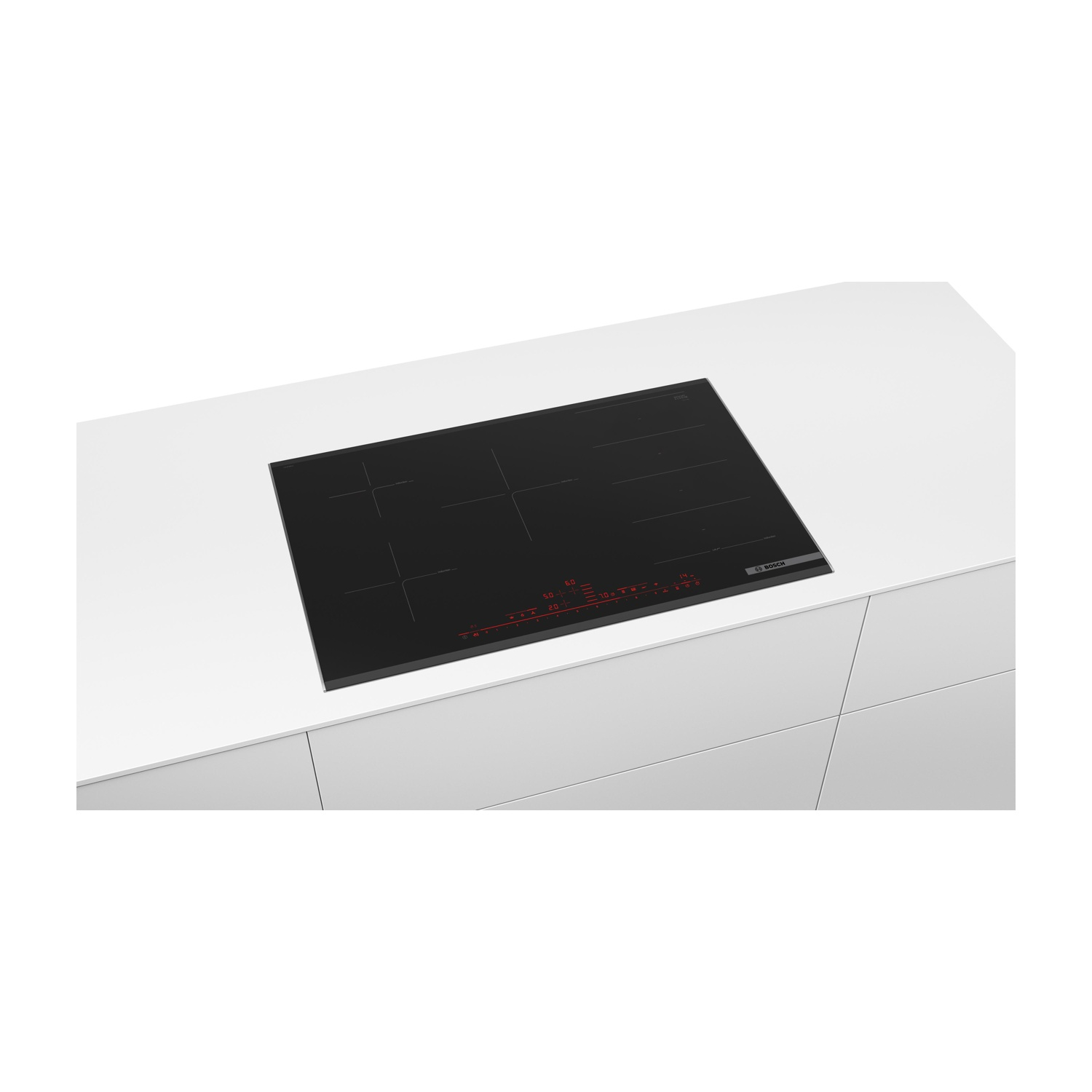 Piano cottura a induzione nero con display rosso su piano di lavoro bianco. Logo Bosch visibile. Manopole e indicatori presenti.