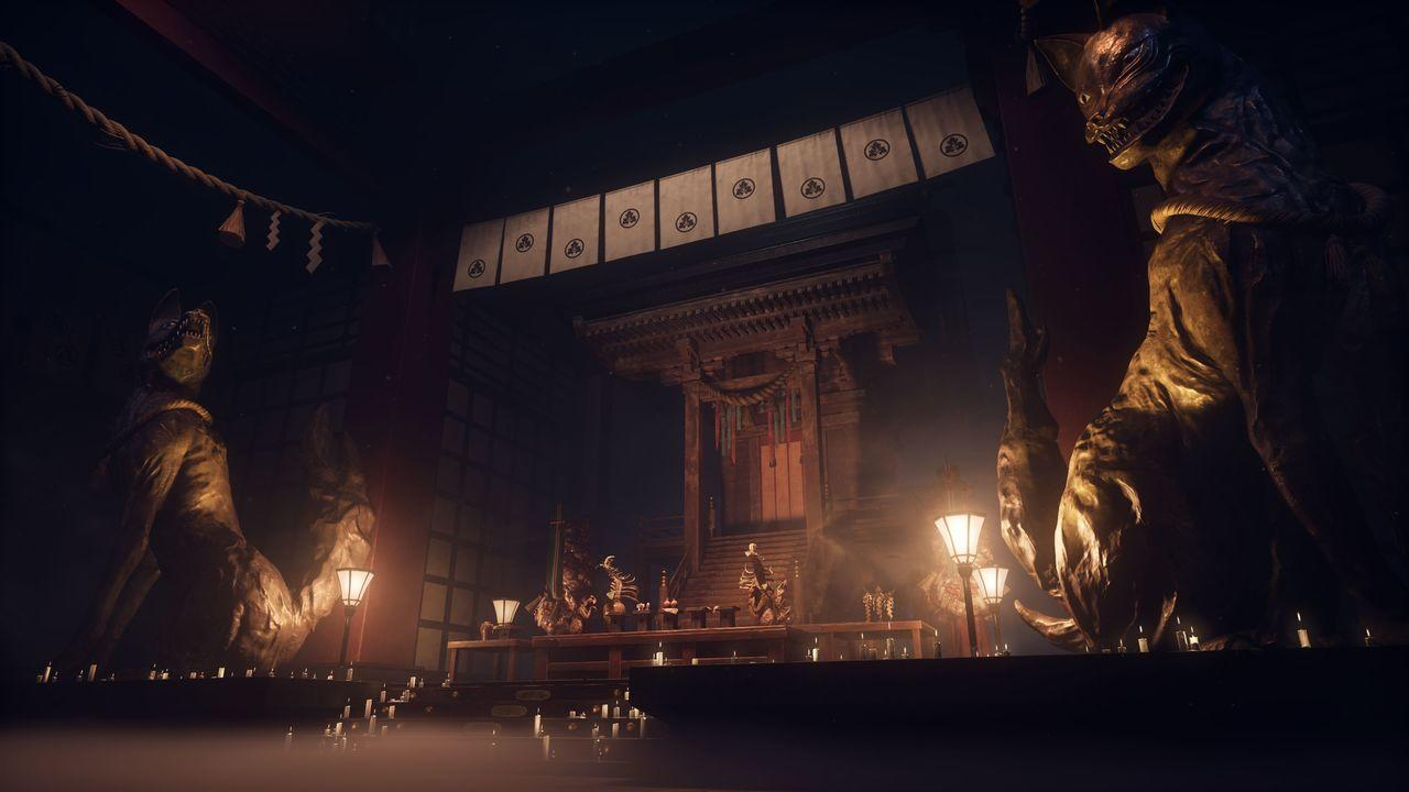 Innenraum eines Schreins: Zwei Wächterstatuen flankieren einen zentralen Altar mit Lichtern und hängenden Bannern.