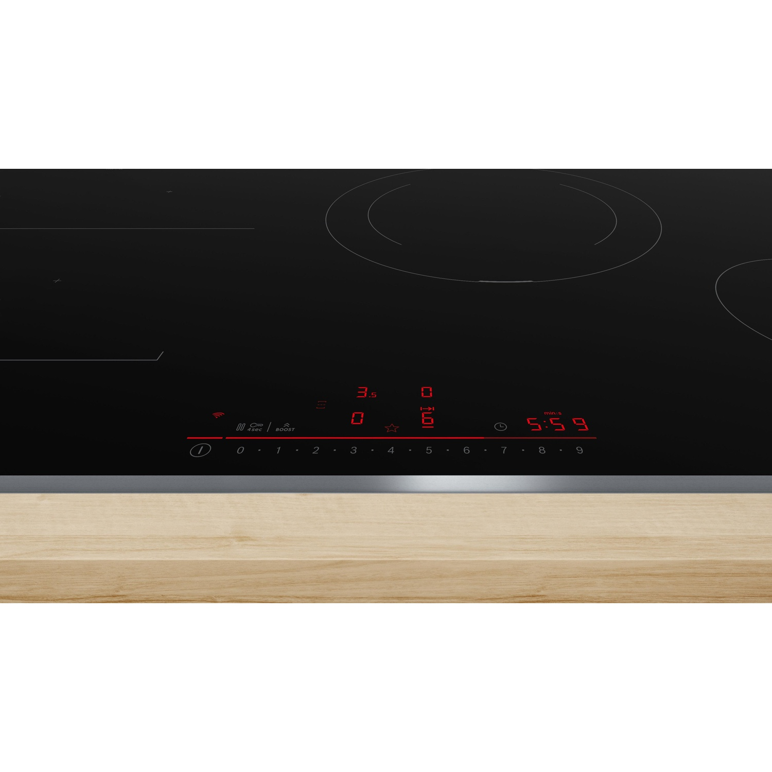 Piano cottura a induzione nero con display digitale con numeri. Pannello comandi con tasti touch, su superficie in legno.