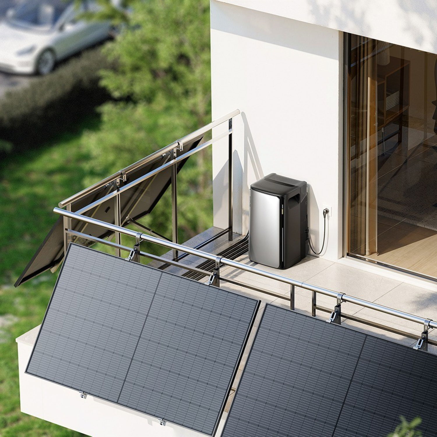 Powerstation op balkon met zonnepanelen en een auto zichtbaar op de achtergrond.