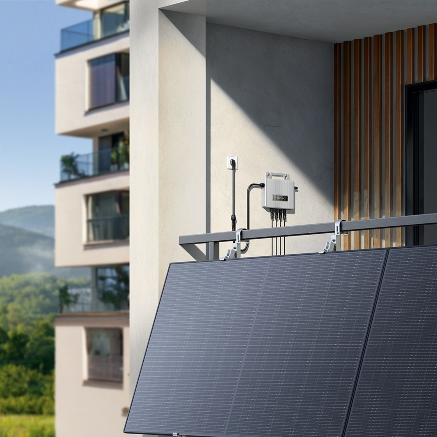 Zonnepanelen op een balkon, aangesloten op een elektrische doos. Een gebouw op de achtergrond.