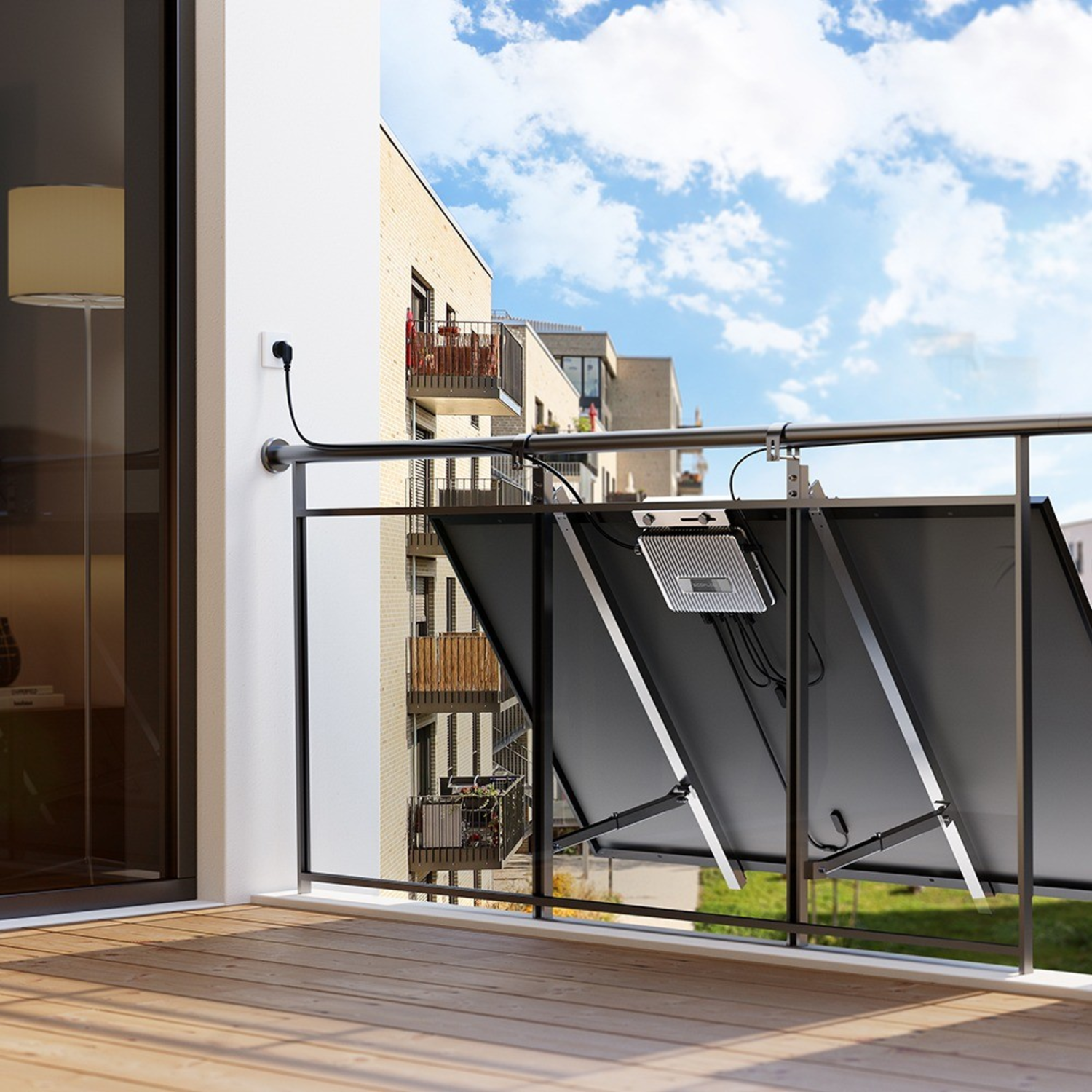 Zonnepanelen op een balkon met uitzicht op een gebouw en de lucht.