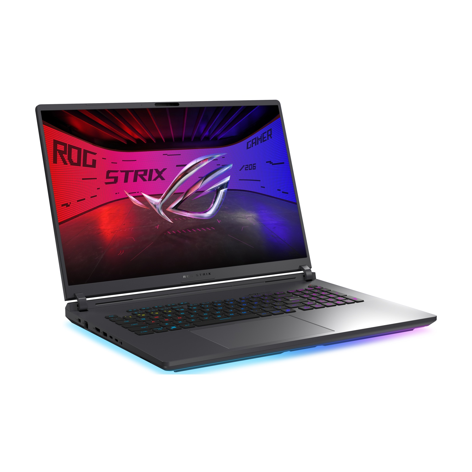 Portatile grigio, aperto, con logo ROG Strix sullo schermo. Tastiera RGB e luci bordo inferiore. Sfondo bianco.