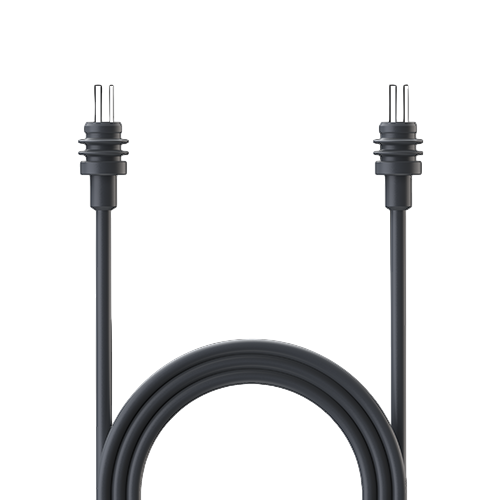 Schwarzes Elektrokabel mit zwei Stiften an jedem Ende, in der Mitte aufgerollt, vor weißem Hintergrund.