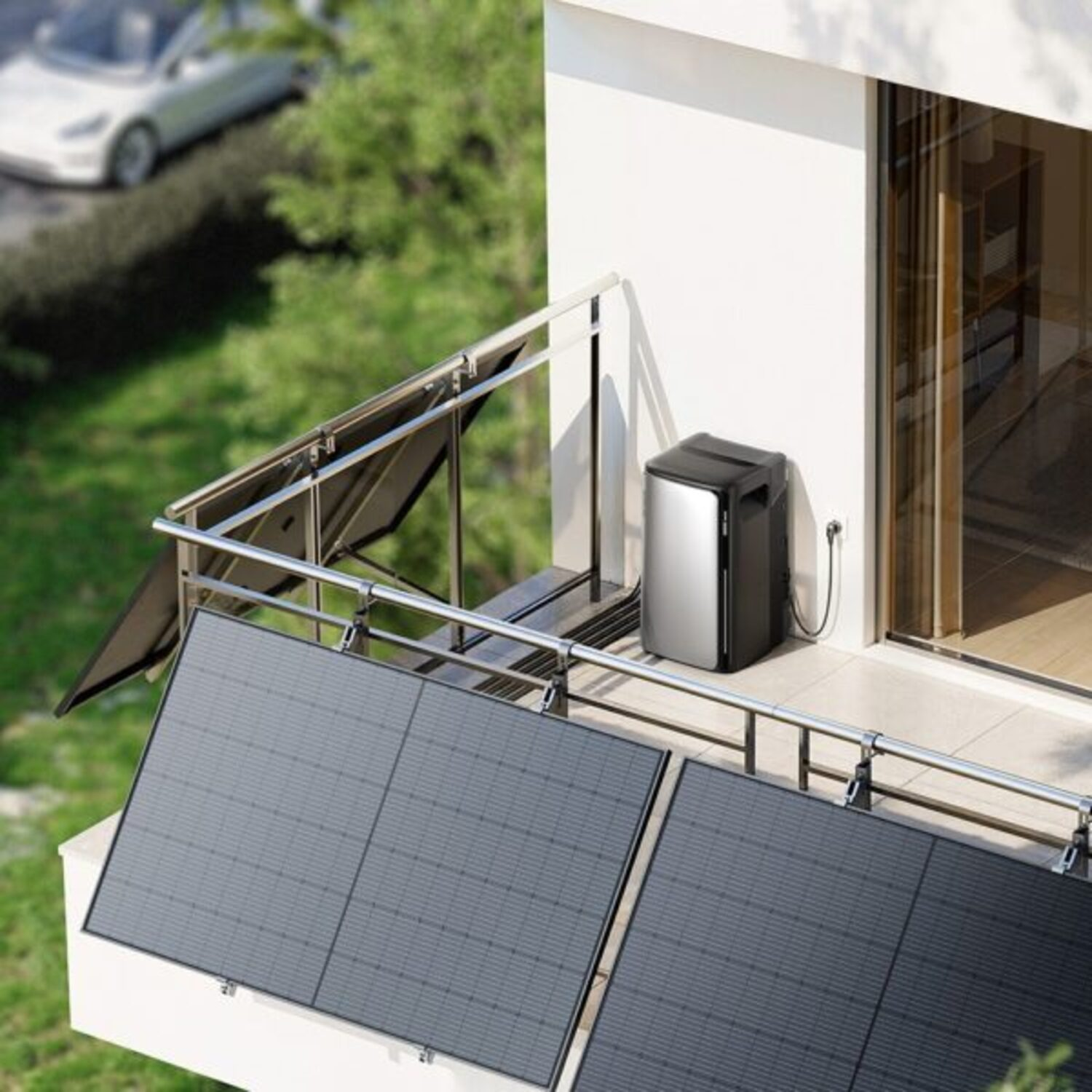 Panneaux solaires sur balcon avec petit réfrigérateur. Feuillage vert et une voiture en arrière-plan.