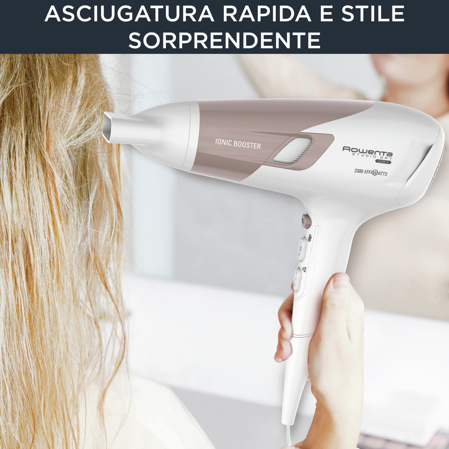 Mano di donna che tiene un asciugacapelli bianco e marrone, asciugando capelli biondi. L'asciugacapelli è etichettato 'Ionic Booster'.