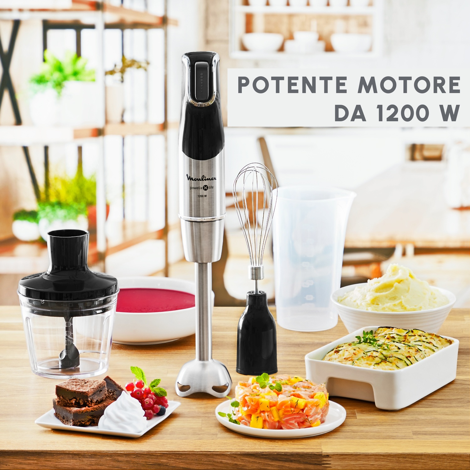 Un frullatore Moulinex con accessori e cibo su un tavolo di legno. Scritta: 'POTENTE MOTORE DA 1200 W'.