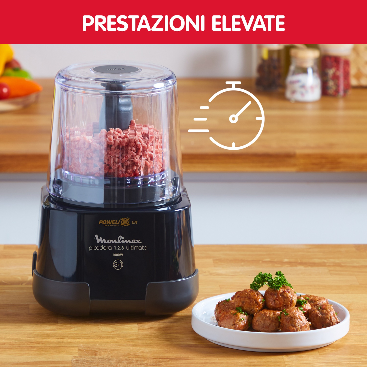 Robot da cucina nero con carne tritata, polpette su un piatto e icona timer. Sfondo: cucina in legno.