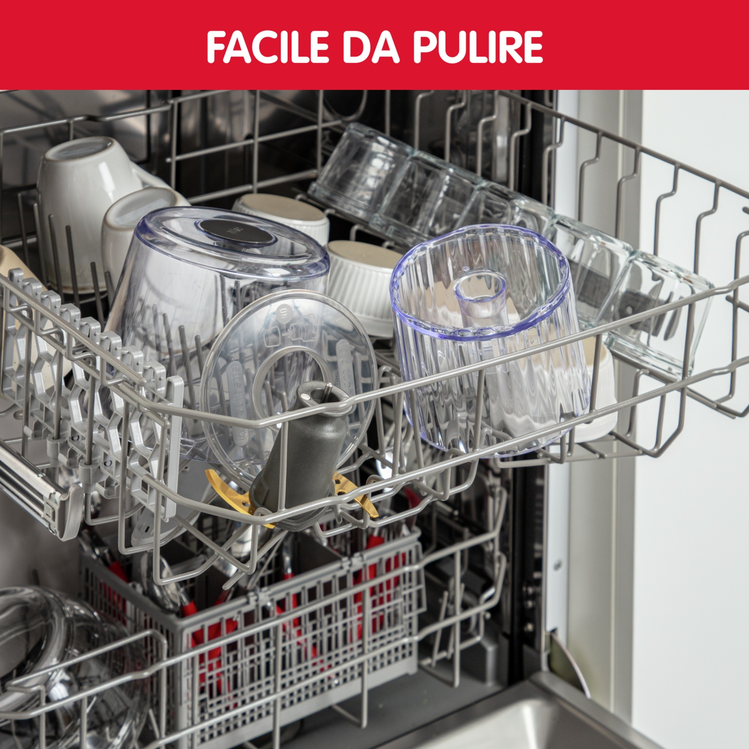 Lavastoviglie con parti trasparenti in plastica e vetro, tazze bianche e ripiani metallici. Accenti rossi.