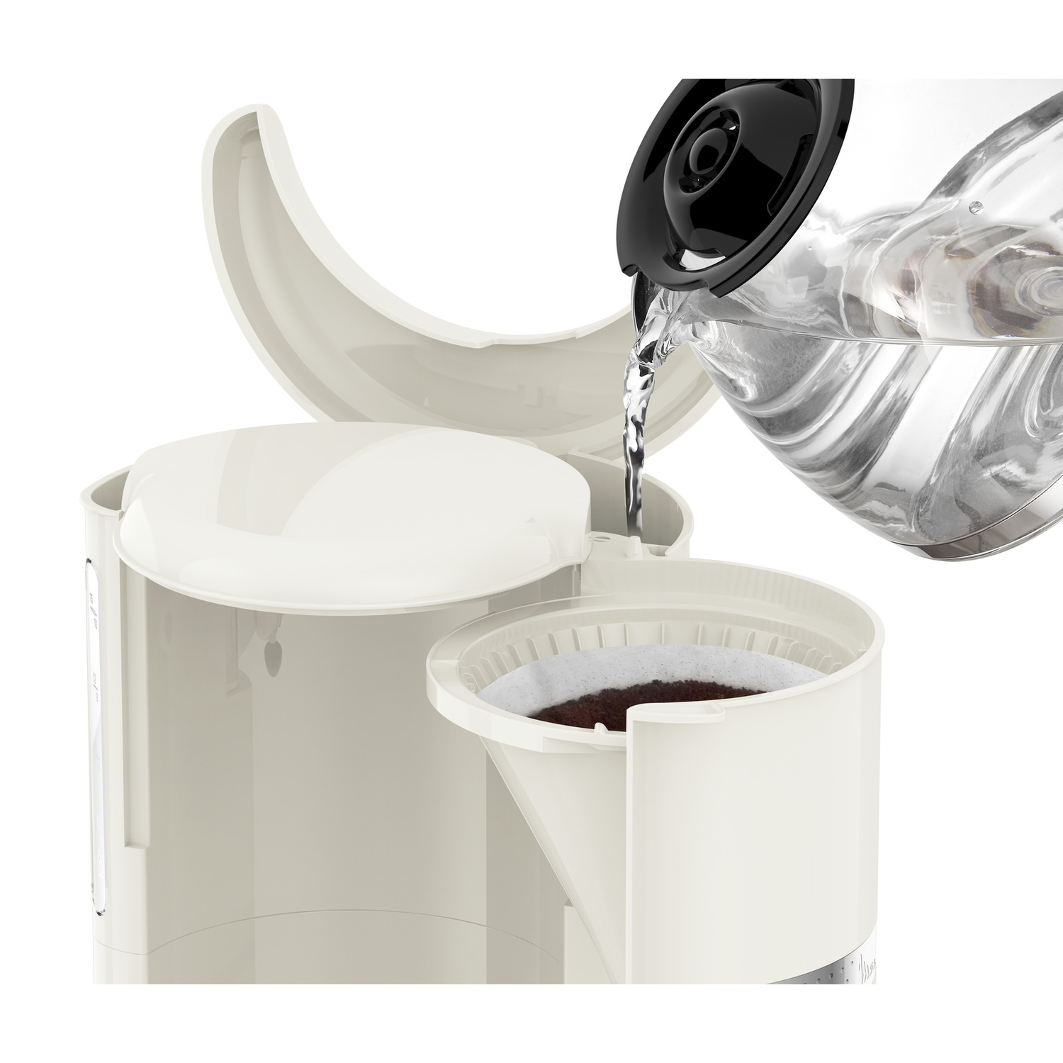 Il serbatoio dell'acqua di una caffettiera viene riempito con acqua da una caraffa trasparente, sopra un filtro per caffè.