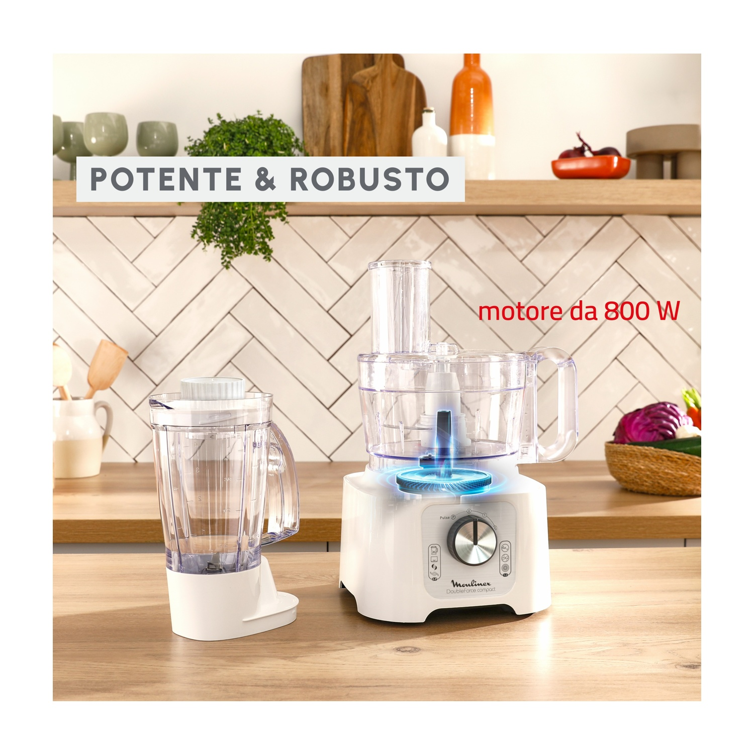 Robot da cucina e frullatore Moulinex bianchi su un bancone in legno. Testo in italiano sopra.
